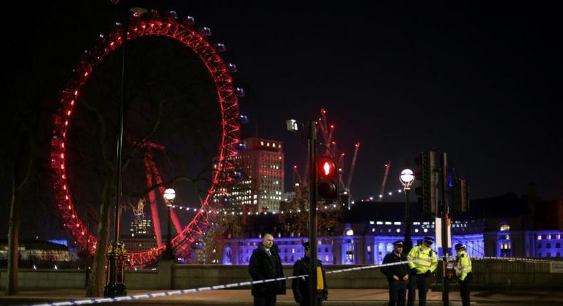 Police stand guard near the cordoned-off Victoria Embankment in London on January 19, 2017, following the discovery of a suspected World War II bomb in the River Thames between Westminster Bridge and Waterloo Bridge