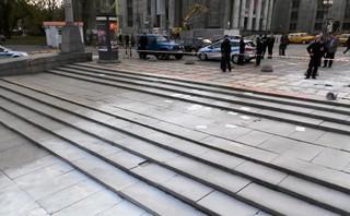 Sprawa mężczyzny, który podpalił się przed PKiN, trafi do prokuratury