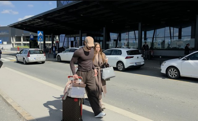 Dragi Gudelj sa devojkom na aerodromu