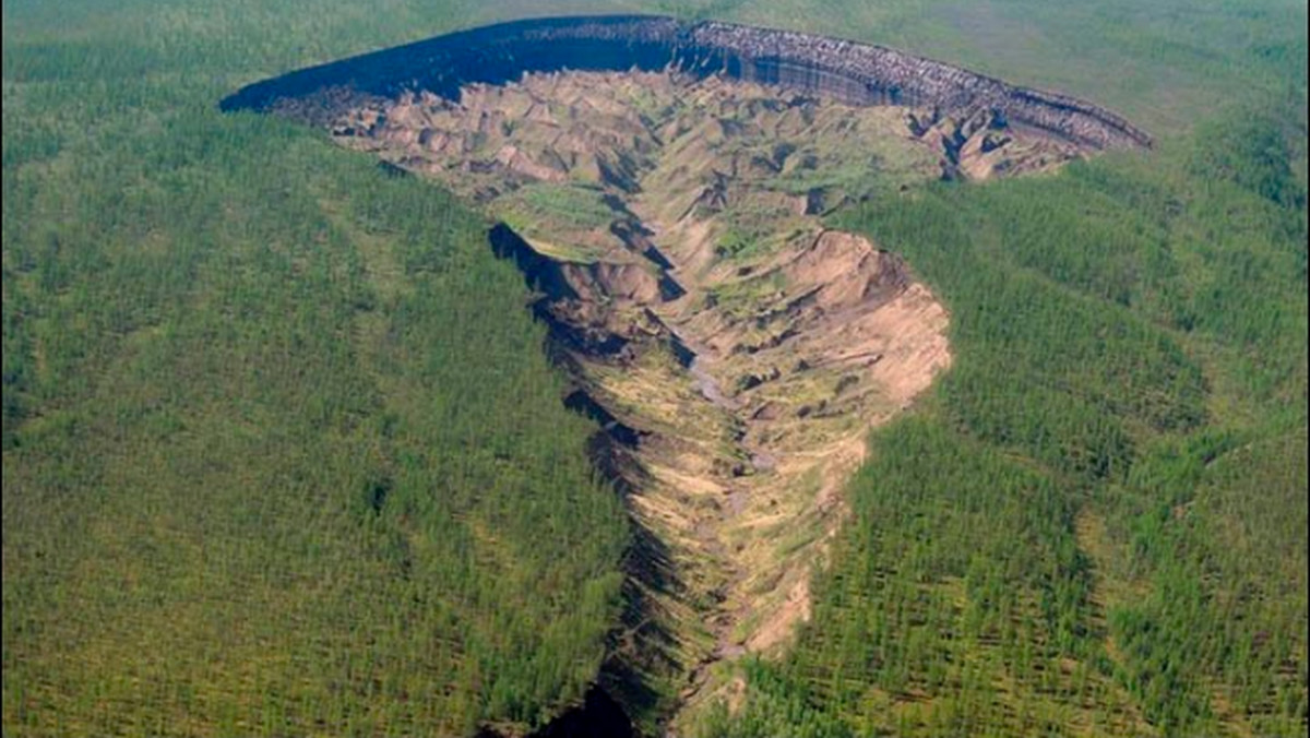 Liczący około 100 metrów głębokości krater Batagaika z powodu ocieplenia klimatu co roku pogłębia się od 15 do nawet 30 metrów, dzięki czemu naukowcy mają okazję zebrać dane na temat warstw, które kiedyś były głęboko ukryte przed ludzkim wzrokiem.