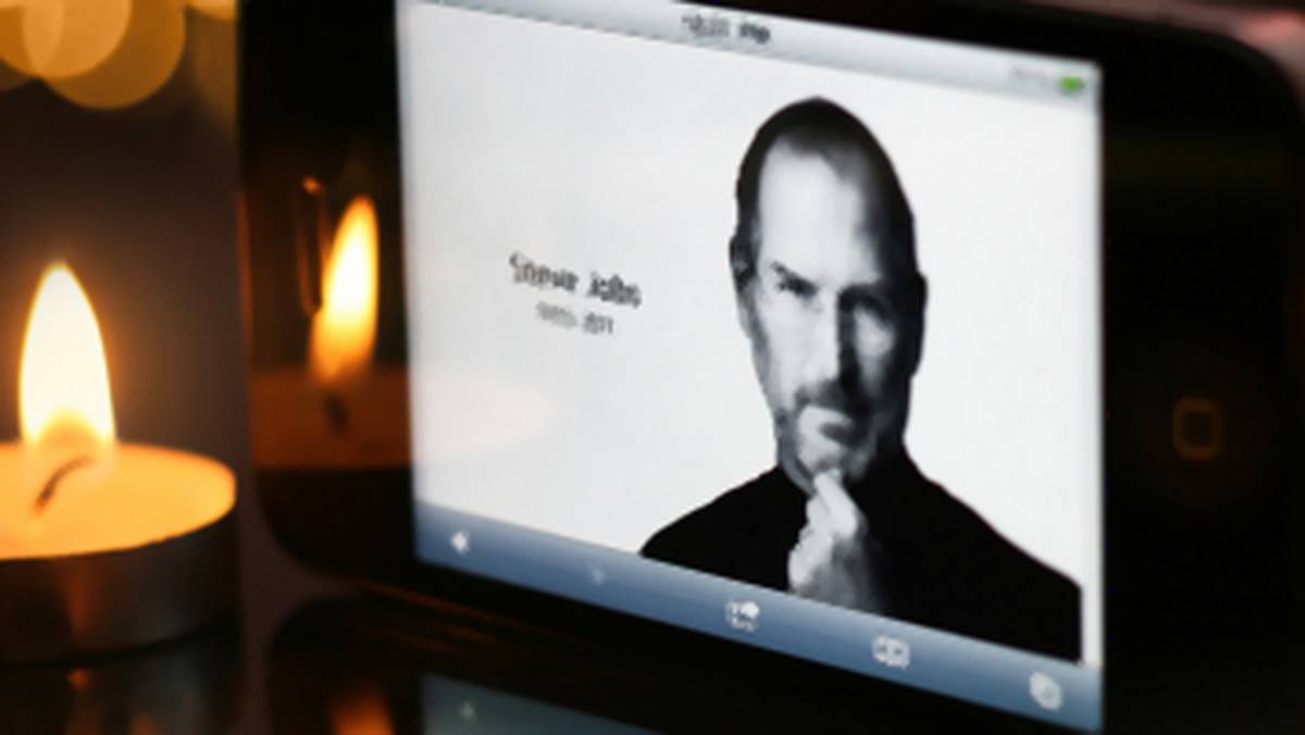 Do porannej kawy: Steve Jobs w roli lalki Barbie. Trzy pary rąk w zestawie