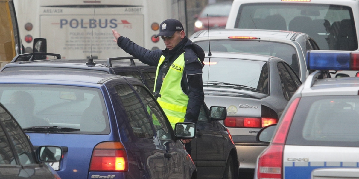 Policjant kieruje ruchem