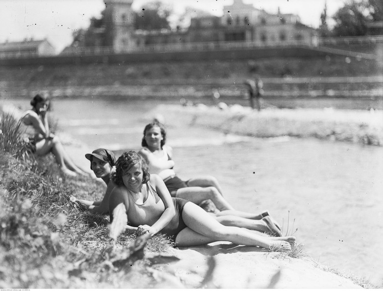 Plaża Towarzystwa Uniwersytetu Robotniczego w Krakowie, 1930 r.