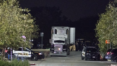Döbbenet: ebben a kamionban hagyták ott az emberkereskedők az illegális bevándorlókat - fotók