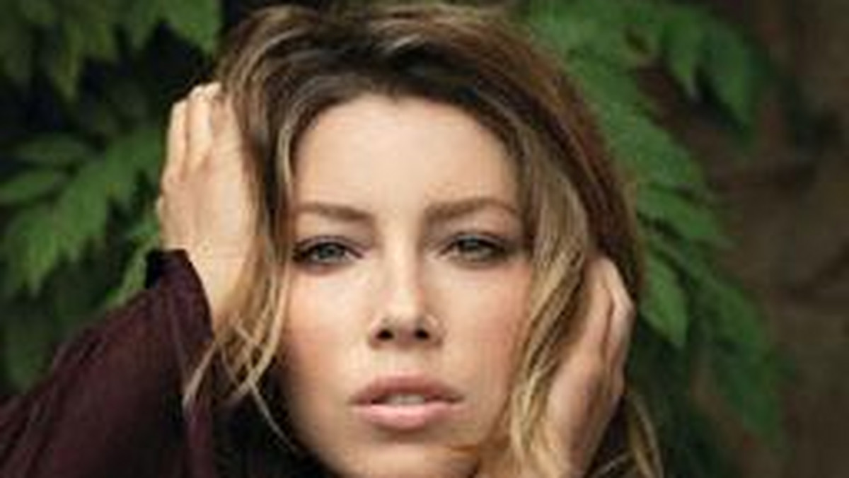 Jessica Biel mogłaby z powodzeniem pracować jako tancerka erotyczna.