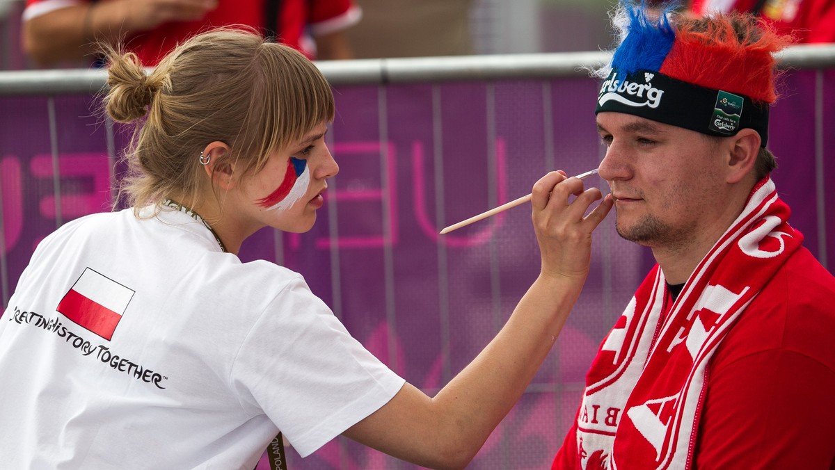 Na początku XX wieku biliśmy się z Czechosłowakami o sporne tereny Śląska Cieszyńskiego, który ostatecznie odzyskaliśmy w kontrowersyjnych okolicznościach dopiero w 1938 roku. W tym czasie nasze stosunki były napięte. Nie lepiej było w latach PRL, kiedy nasi południowi sąsiedzi pamiętali nam interwencję wojsk Układu Warszawskiego w Pradze. Choć stosunki z Czechami po 1989 roku również nie należały do najłatwiejszych, to dzisiejszy mecz nie ma podtekstów politycznych. Dlaczego? - To bardzo ładne pytanie. Po raz pierwszy słyszę o taki problemie w tym tonie. Za co Polacy mieliby bić Czechów? (…) To jest tylko piłka. Polacy w Czechach są bardzo lubianym narodem - tłumaczy w rozmowie z Onetem Miroslav Karas, wieloletni korespondent czeskiej telewizji w Polsce.