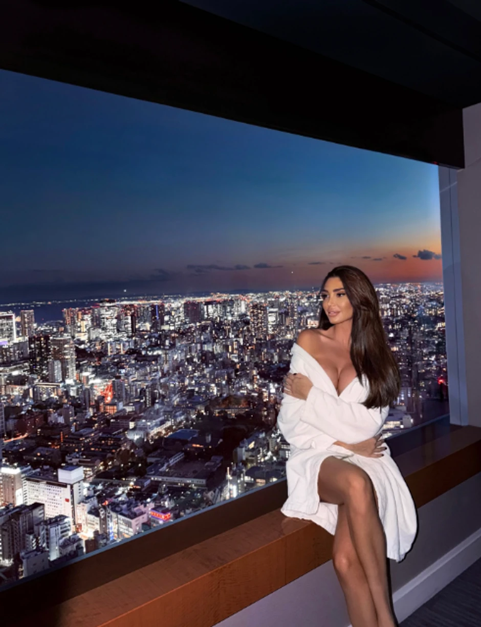 Ona važi za najpoželjniju ženu pevača: Slikala se samo u bademantilu, a silikoni samo što ne puknu