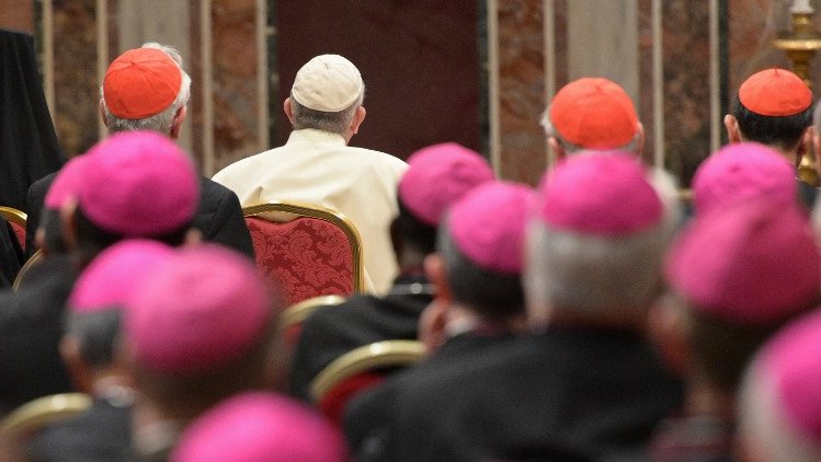 Papież Franciszek w otoczeniu kardynałów i biskupów, zdjęcie z 2019 r.