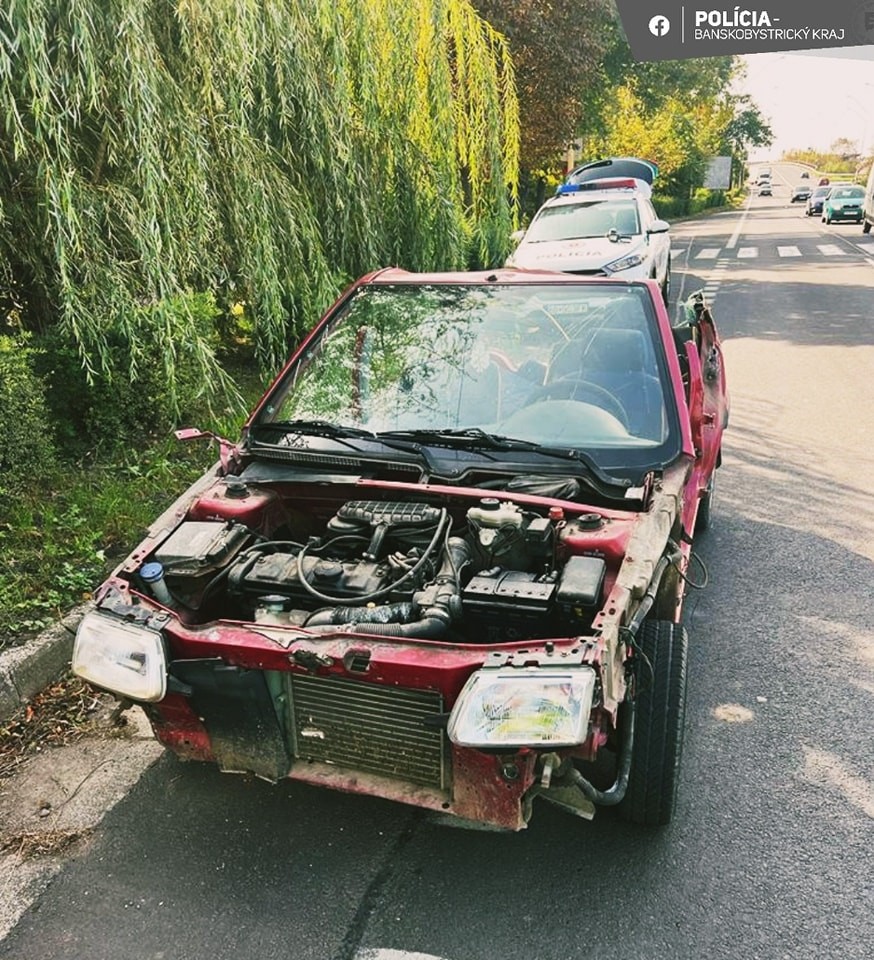 Policajti zastavili v Lučenci auto bez strechy, dverí i EČV, prekročilo rýchlosť.