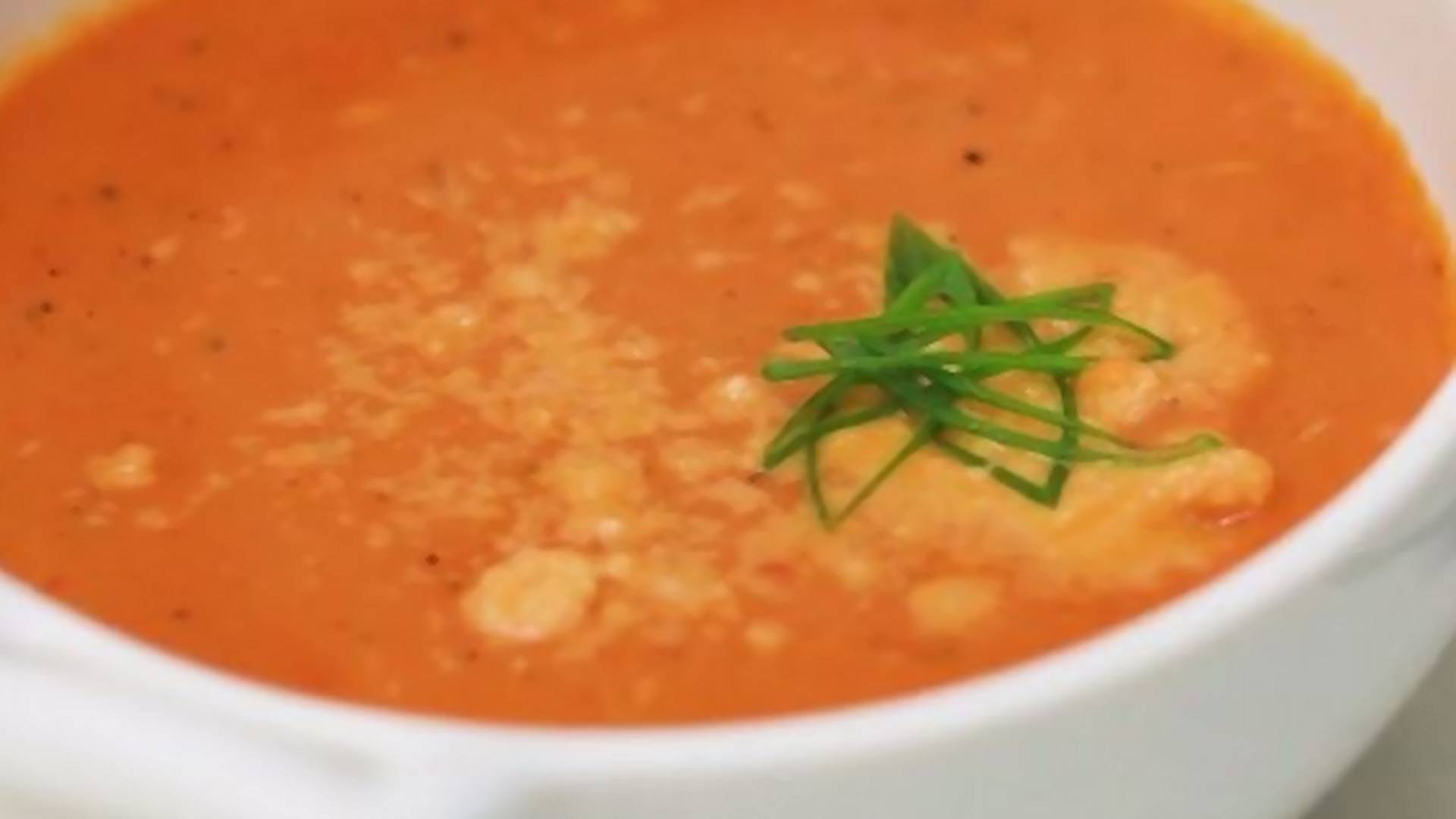 Kremowa i rozgrzewająca zupa z pieczonej papryki