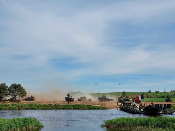 Desant oraz forsowanie przeszkody wodnej - rzeki Narew w ramach ćwiczeń DefenderEurope 22 w okolicach miejscowości Nowogród k. Łomży