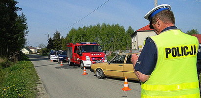 Samochód uderzył w gimnazjalistów! Stali na przystanku