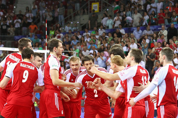 Polscy siatkarze podczas finału Ligi Światowej 2012 z drużyną USA cieszą się ze świetnego wyniku.