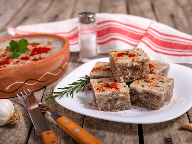 Najbolji recept za pihtije: Ovako ih kuvaju u Banatu, bistre su i uvek se stegnu