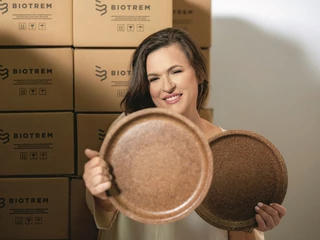 Małgorzata Then, prezes firmy Biotrem, sprzedaje na 70 rynkach świata  kompostowalne naczynia z otrąb. Technologię ich produkcji wymyślił i opatentował Jerzy Wysocki, młynarz z Zambrowa