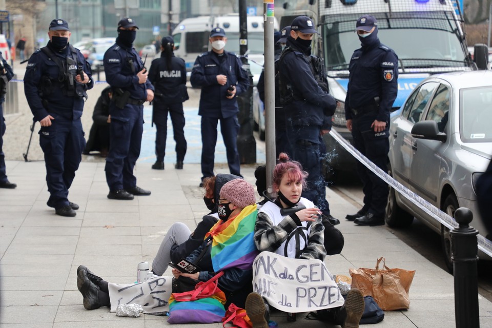 Protesty w kilku miejscach w Warszawie. Aktywiści przykuli się do ogrodzeń, rozwiesili wielki baner