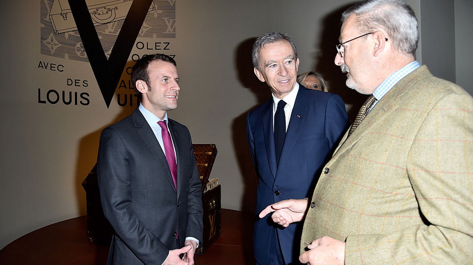 Bernard Arnault na otwarciu wystawy „Volez, Voguez, Voyagez — Louis Vuitton” w Paryżu. Obok niego Emmanuel Macron, wówczas francuski minister gospodarki
