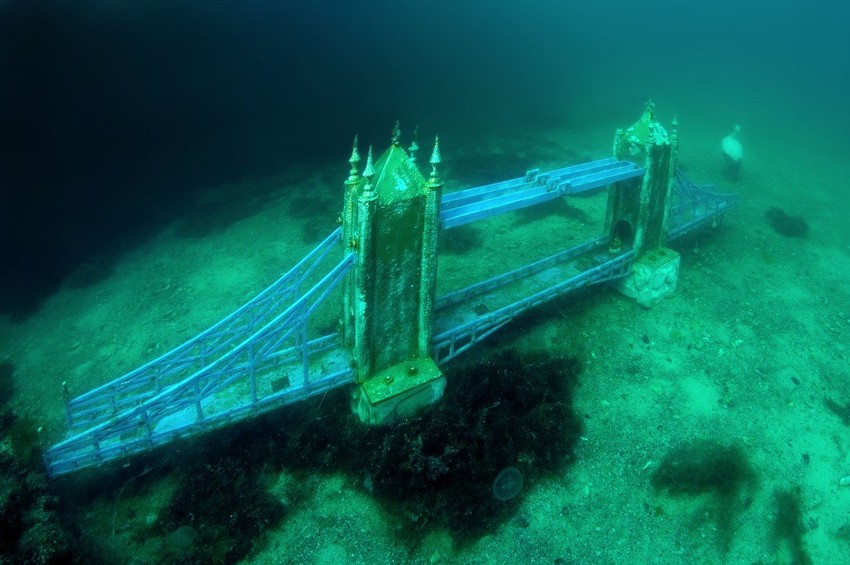 Podvodna skulptura londonskog Tauer mosta