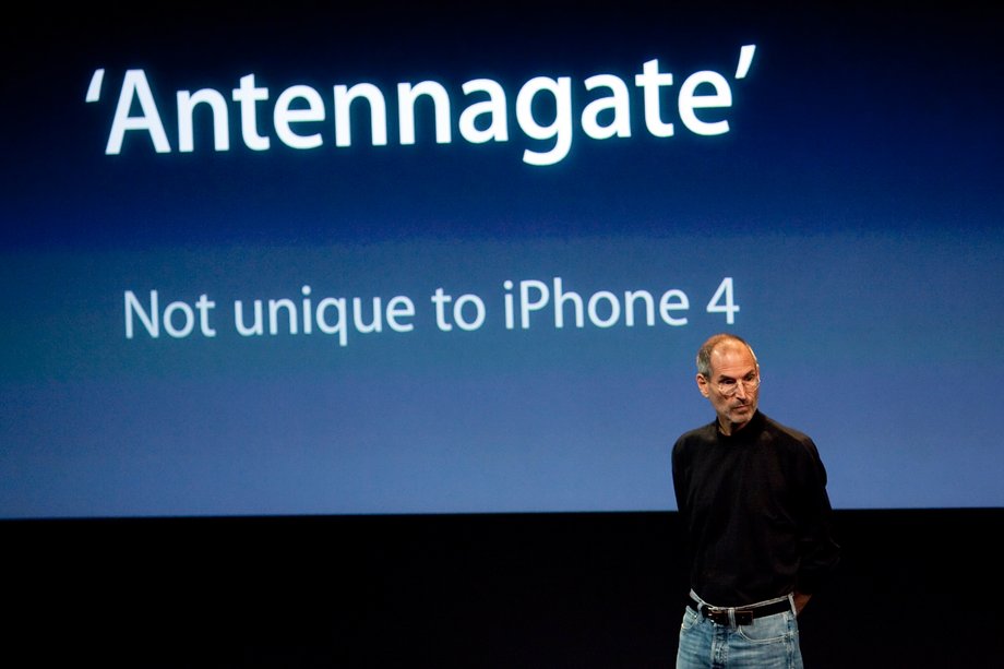 Steve Jobs przeprasza w 2010 roku za problemy z antenami w iPhone'ach