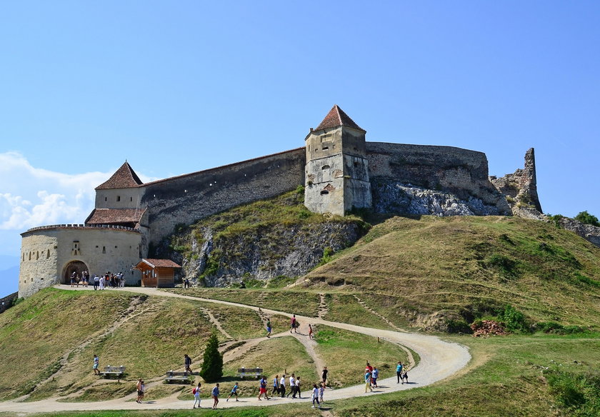 To 15-tysięczne miasteczko położone jest w Transylwanii, krainie słynącej między innymi z Drakuli.