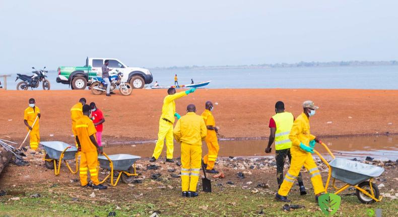 Transport Ministry partners ECOZOIL to clean landing sites along Volta Lake