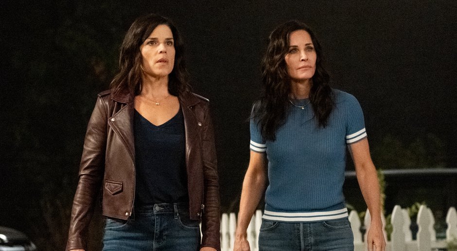 Neve Campbell i Courteney Cox w filmie "Krzyk"