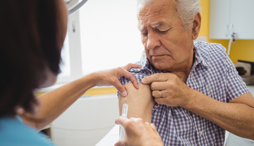 Bezpłatne szczepienia przeciw grypie dla osób powyżej 65. roku życia. Jak się zaszczepić?