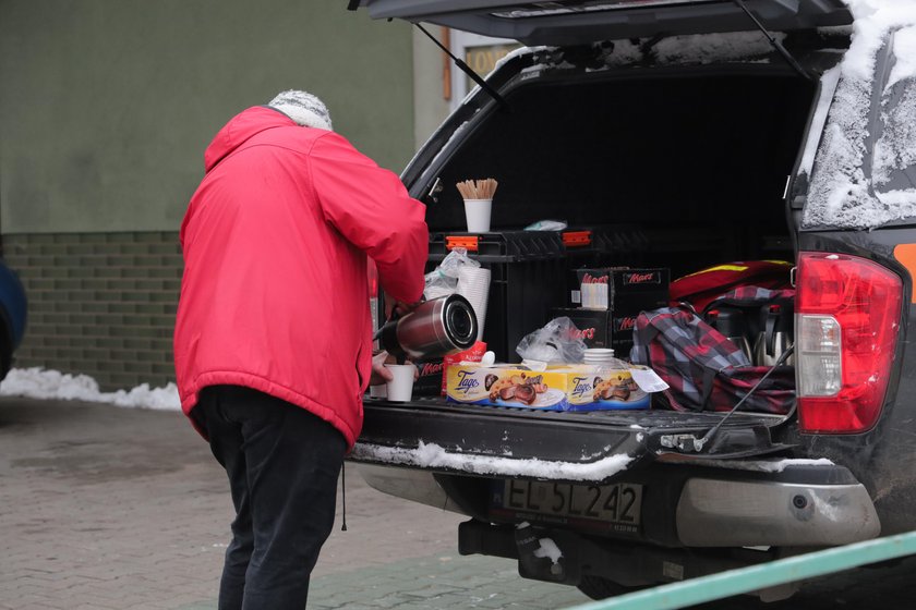 Emeryci w kolejce przed przychodnią na Felińskiego w Łodzi