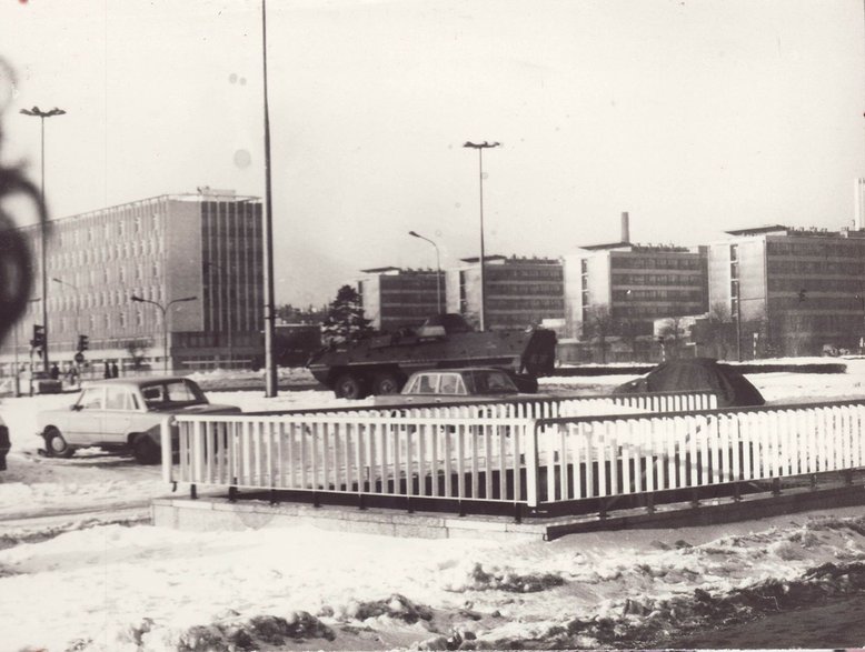 Na fotografii transporter opancerzony wojska stojący na ulicy podczas stanu wojennego w Polsce w latach 1981-1983