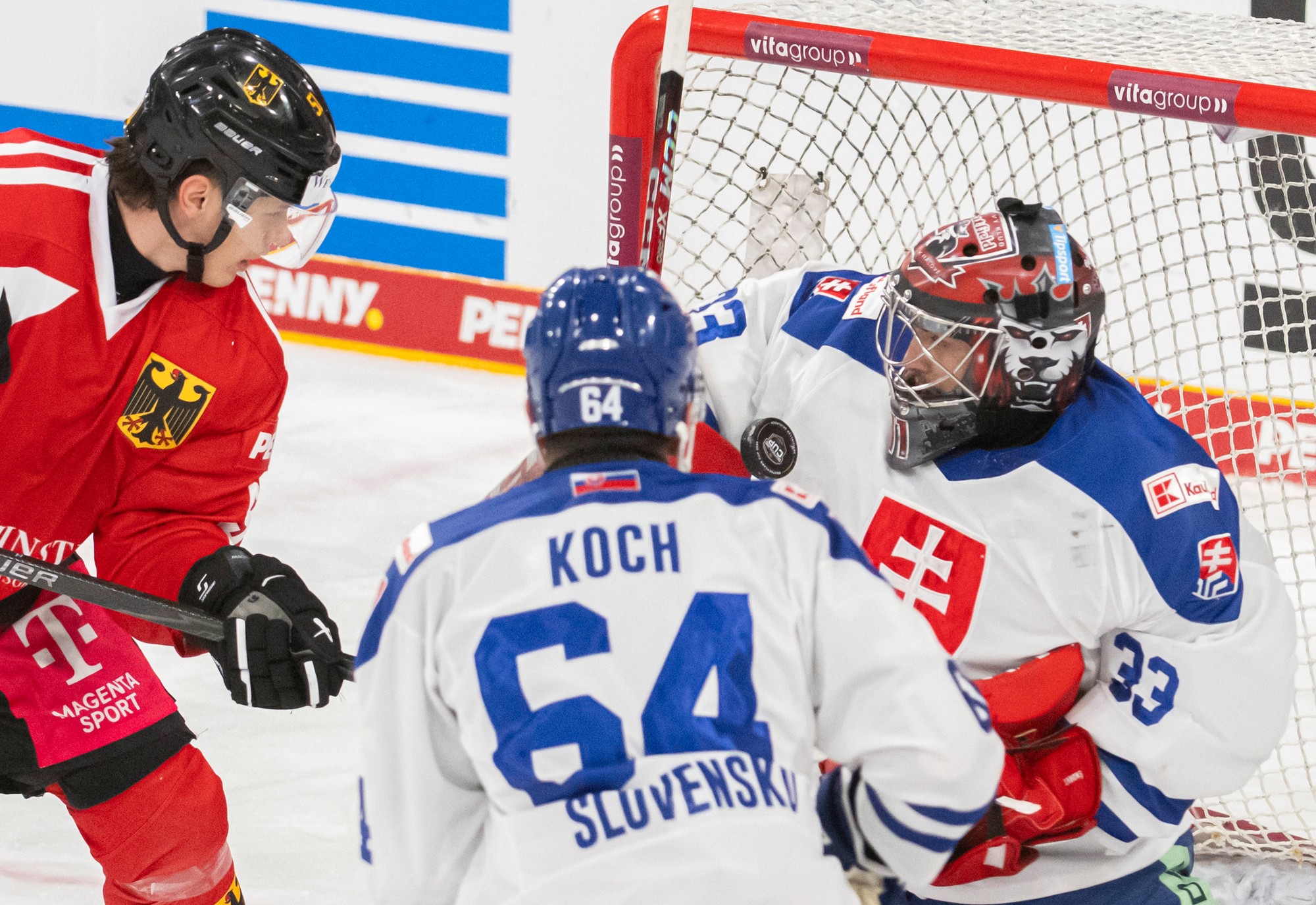 Sprava brankár Stanislav Škorvánek, Patrk Koch (obaja Slovensko) a Danjo Leonhardt (Nemecko). 