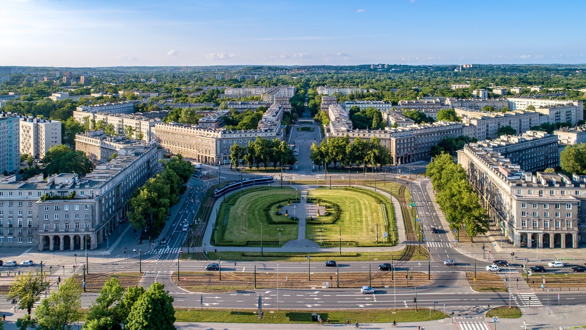 Kiedyś była praktycznie odrębnym miastem. Potem stała się jedną z dzielnic Krakowa. Jest sowiecko-amerykańskim tworem urbanistycznym, jedynym w swoim rodzaju. Będąc w Krakowie, warto poświęcić dłuższy czas na poznanie Nowej Huty i jej historii.