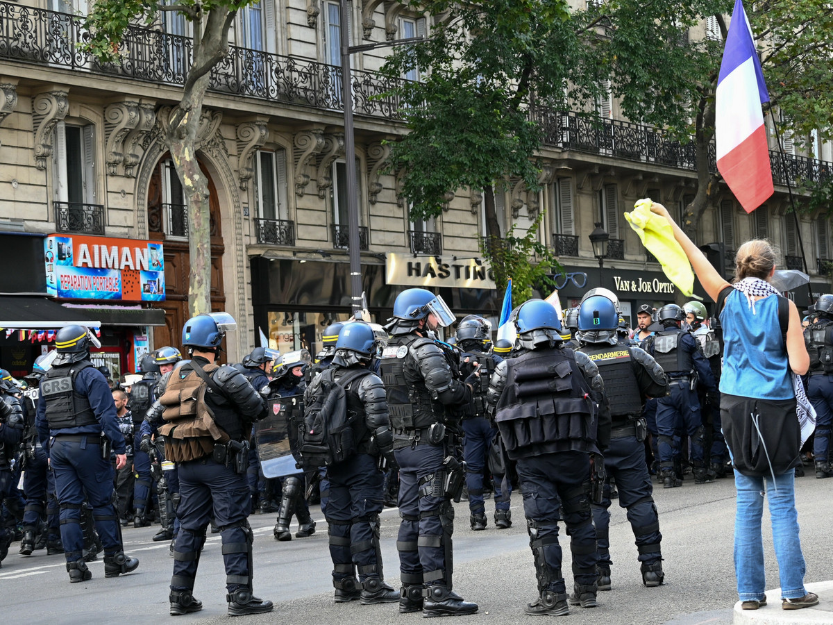 Trwają wybory we Francji. 30 tys. policjantów gotowych na czarny scenariusz