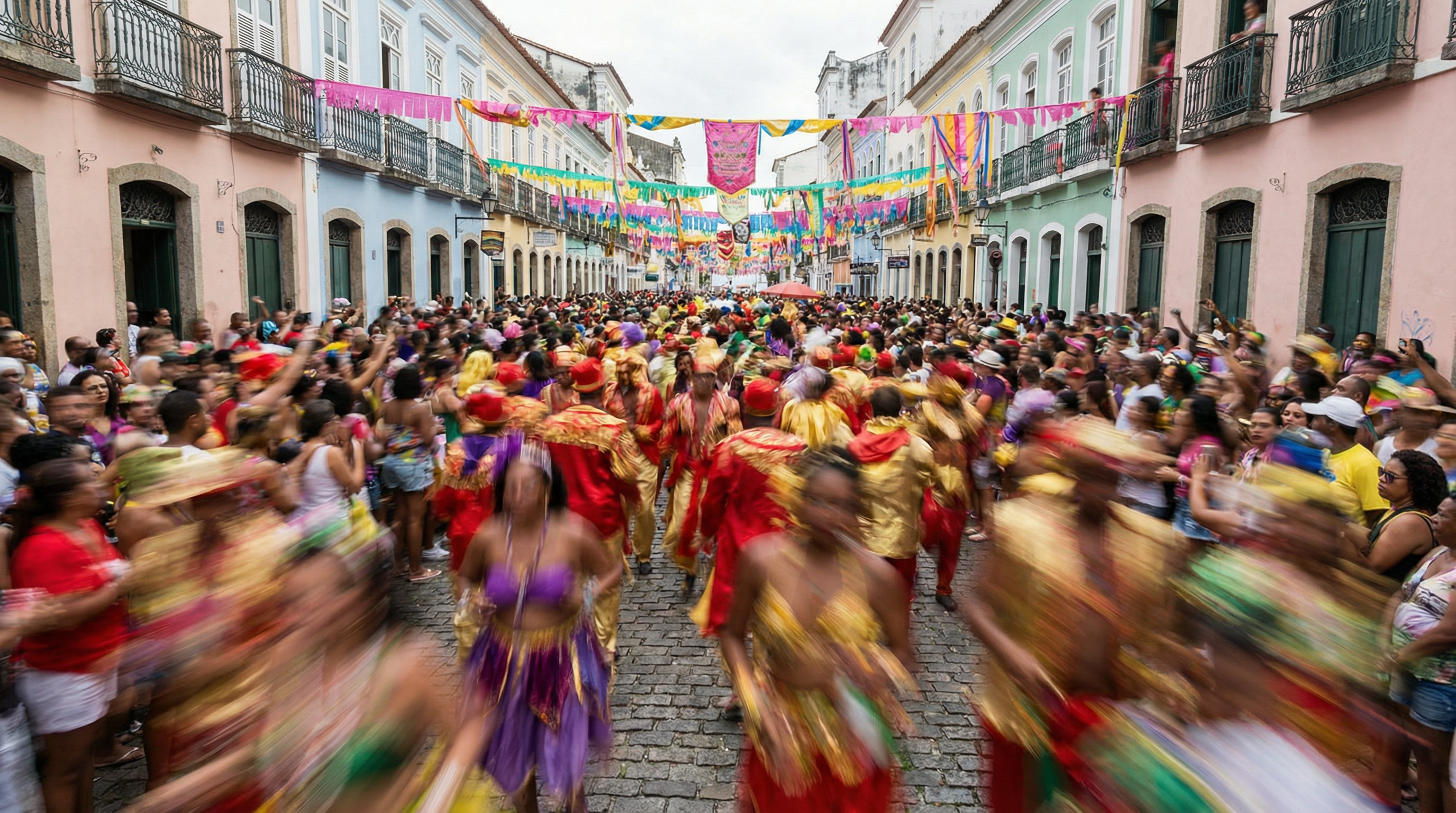 Wer steckt hinter der Maske? Rios Polizei jagt Diebe als Horror-Figuren