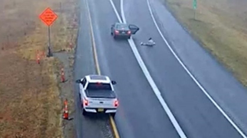 Horror na autostradzie. Dziecko wypadło z pędzącego auta