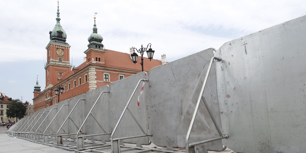 Warszawa jak twierdza - zagrodzili ulice i Plac Zamkowy