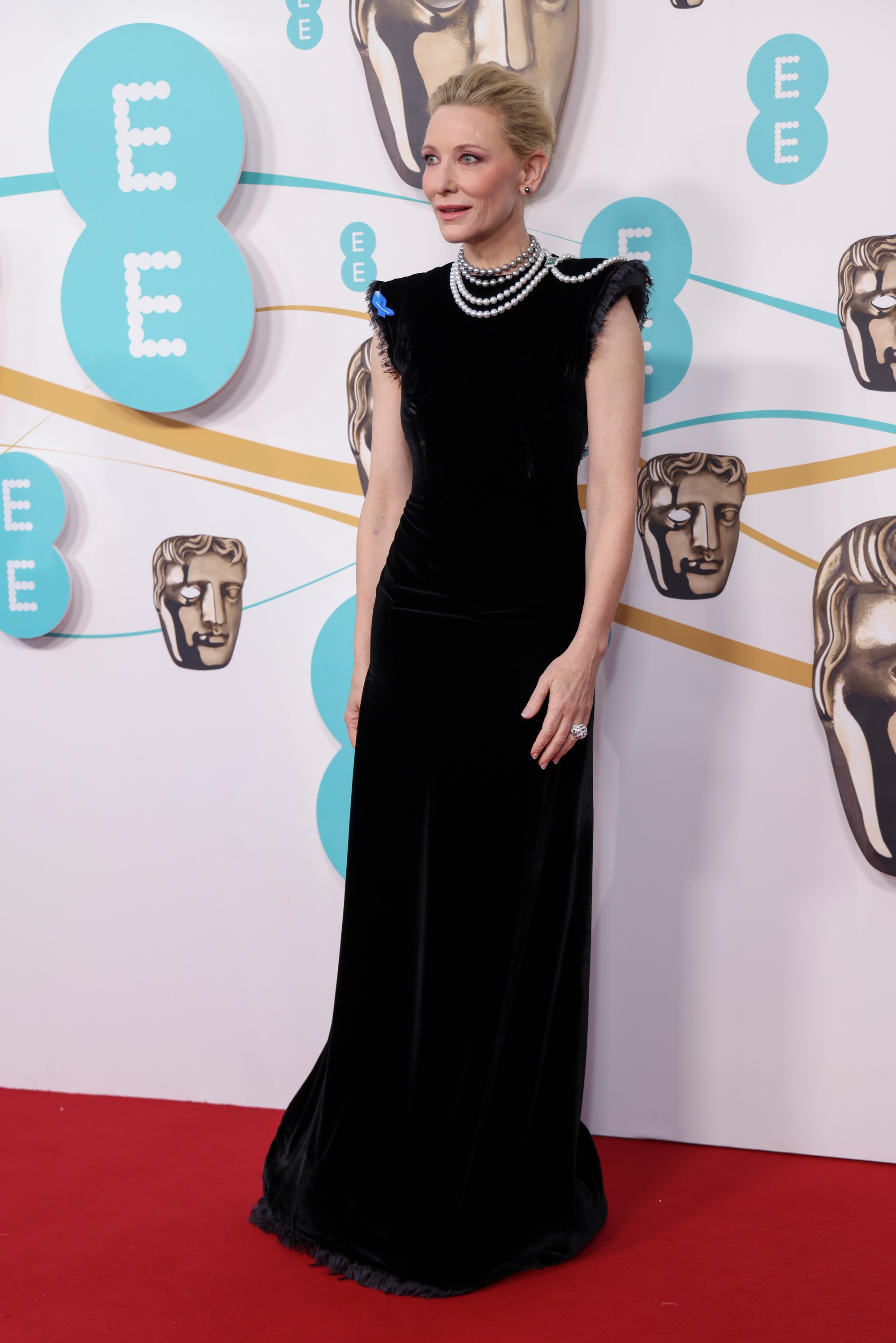 Cate Blanchett pózuje počas príchodu na odovzdávanie cien Britskej akadémie filmových a televíznych umení (BAFTA).