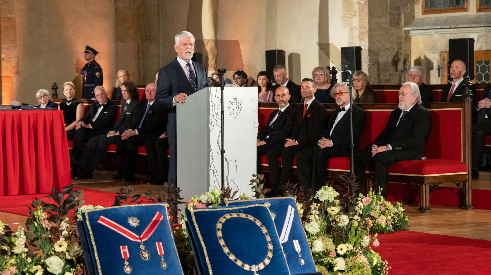 Český prezident Petr Pavel počas prejavu na slávnostnom odovzdávaní štátnych vyznamenaní na Pražskom hrade. 