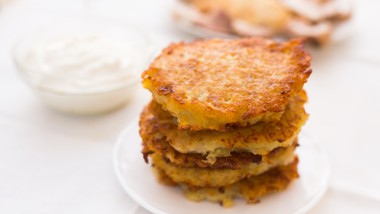 pyszny obiad na wtorek. podajemy przepis, ty gotujesz. złociste, chrupiące placki ziemniaczane