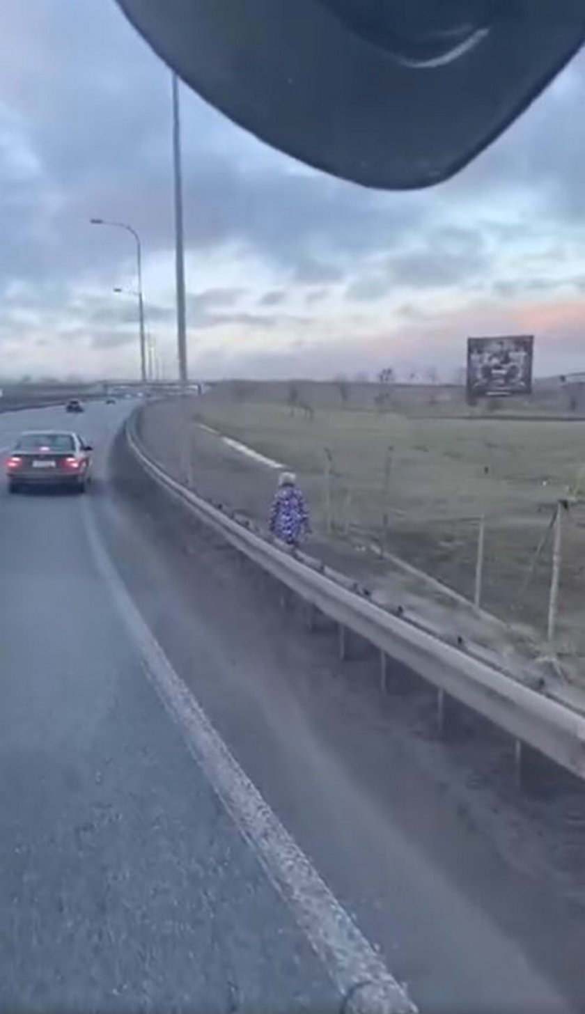 Szokujące nagranie. Dziecko szło samo wzdłuż drogi ekspresowej. Policja szuka rodziców