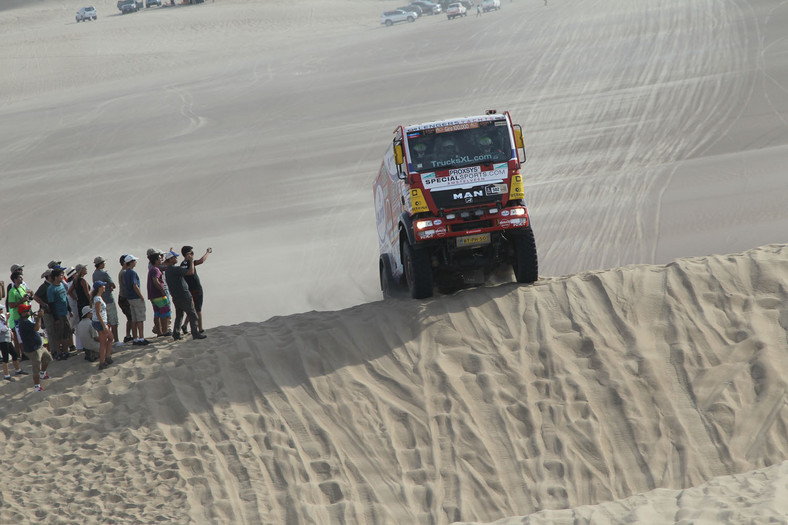 Dakar 2013: Hołowczyc zawiedziony, Sainz utknął na wydmach (2. etap, wyniki, galeria)