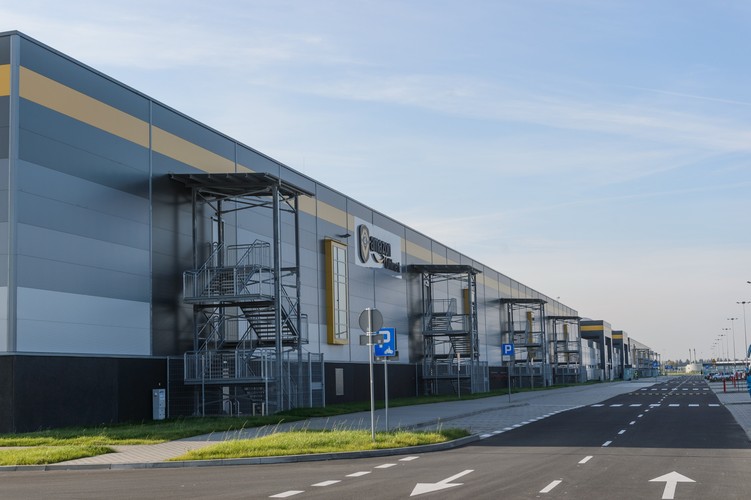 Amazon zakończył już rekrutację pracowników stałych. „Pierwsza faza naboru obejmowała rekrutację na stanowiska tzw. team leaderów i polegała na zatrudnieniu osób, których rolą będzie przydzielanie zadań podlegającej każdemu z nich grupie 20 lub 30 pracowników magazynowych”  - informował niedawno Rafał Mróz, z firmy Adecco Poland, odpowiedzialnej za rekrutację dla Amazona. Na zdjęciu: Centrum logistyczne Amazon - Sady (woj. wielkopolskie) PAP/Jakub Kaczmarczyk.