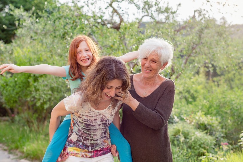 Baka, majka i unuka ilustracija