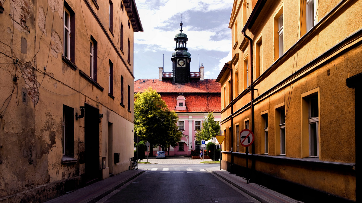 Zarzut zakłócania spokoju usłyszał proboszcz parafii pw. Chrystusa Króla i Zwiastowania NMP w Rawiczu. Jak mówi Onetowi policja, pieśni religijne były puszczane przez kilka miesięcy, o różnych porach dnia, co było uciążliwe dla mieszkańców, którzy w końcu złożyli zawiadomienie. Wcześniej apelowali do proboszcza, co skutkowało jedynie ściszeniem muzyki.