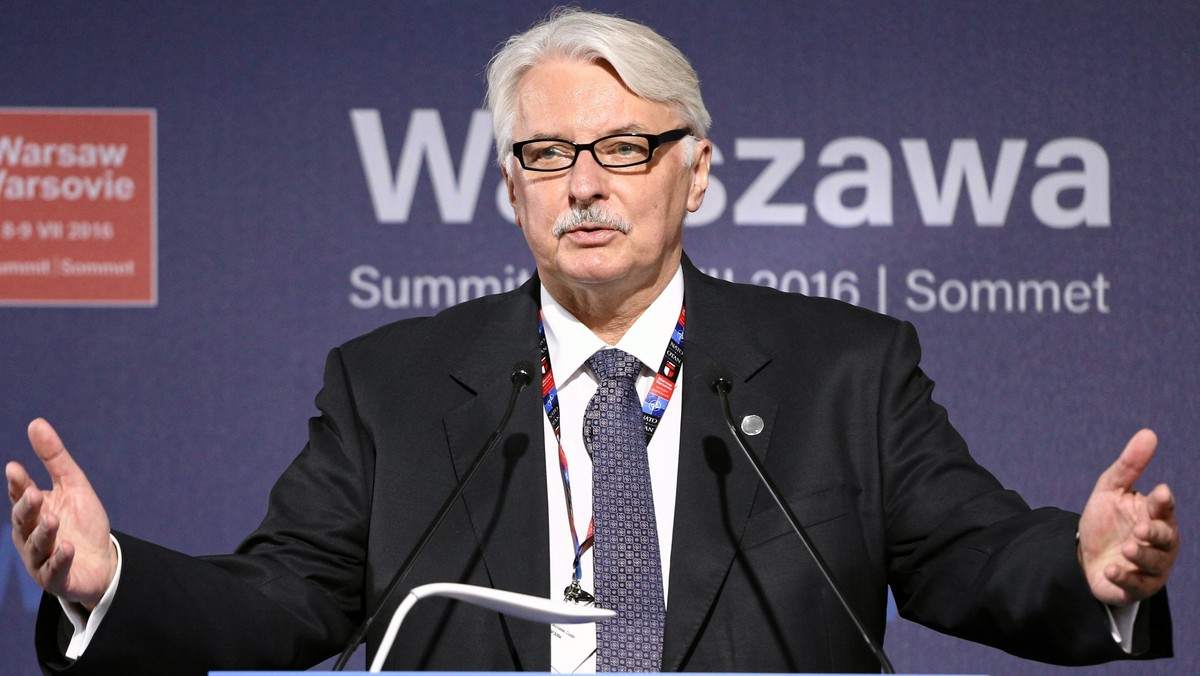 Minister spraw zagranicznych Witold Waszczykowski mówi "Naszemu Dziennikowi" o zmianach personalnych, jakie zaszły w polskiej dyplomacji. Jak podkreśla, tam, gdzie nie był absolutnie pewien lojalności dyplomatów, doszło do nich szybko. - Myślę tutaj o Madrycie oraz przedstawicielstwach przy Unii Europejskiej i Watykanie - mówi szef polskiego MSZ.