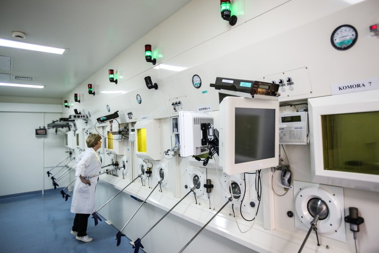 Podczas dni otwartych można było zobaczyć Ośrodek Radioizotopów POLATOM, który produkuje  preparaty izotopowe wykorzystywanych w medycynie, nauce, przemyśle i ochronie środowiska.<br>Na zdjęciu: komora do produkcji preparatów jodu 131 w ośrodku radioizotopów PolAtom  <br><br>fot. (mr) PAP/Leszek Szymański