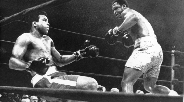 Joe Frazier (jobbra) büszkén mondta, 440 ütéssel járult hozzá ahhoz, hogy Parkinson-kóros legyen Muhammad Ali /Fotó: AFP