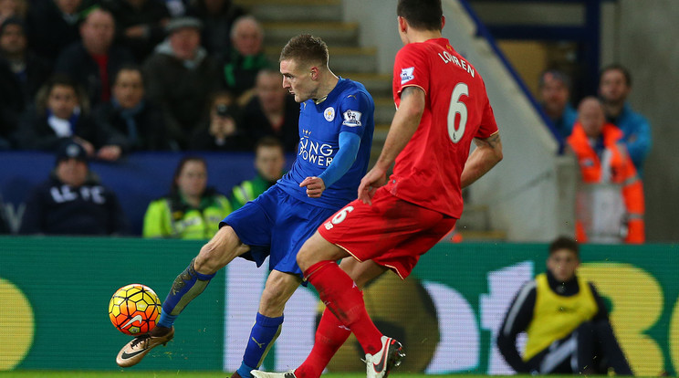 Jamie Vardy (kékben) bombgólt szerzett/Fotó: AFP