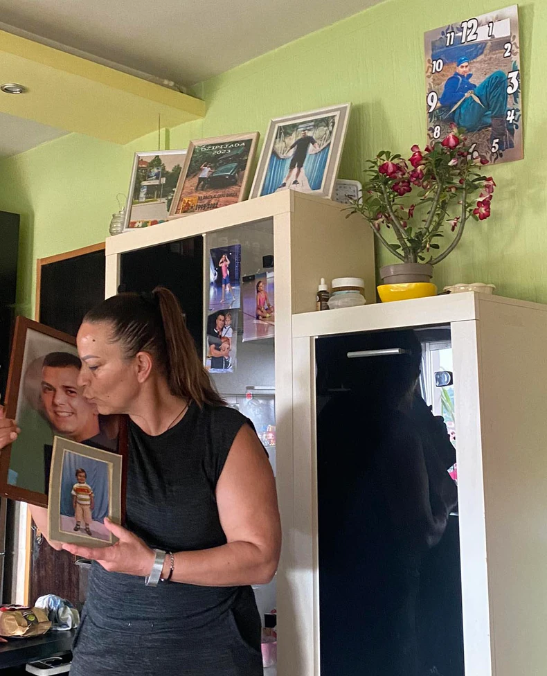 Slavica Rakić sa fotografijama sina Alekse