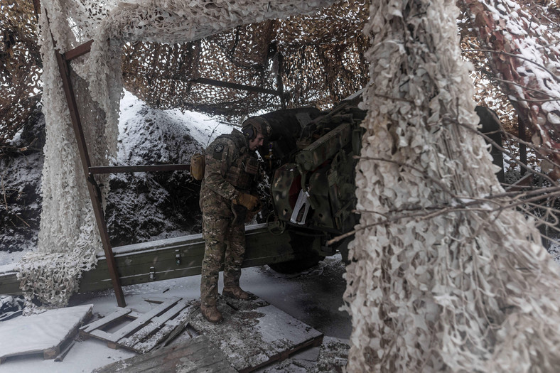Żołnierz brygady artylerii w zimowym kamuflażu w okolicach Doniecka, 19 luty 2024 r.