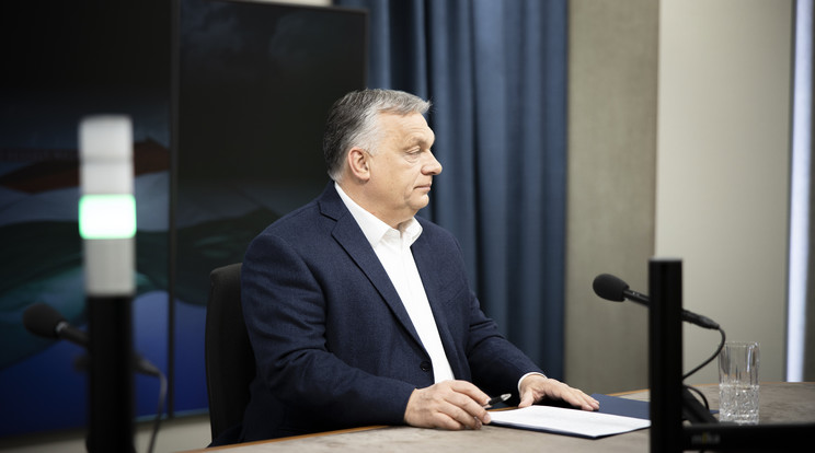 A Miniszterelnöki Sajtóiroda által közreadott képen Orbán Viktor miniszterelnök interjút ad a Jó reggelt, Magyarország! című műsorban a Kossuth Rádió stúdiójában  / Fotó: MTI/Miniszterelnöki Sajtóiroda/Fischer Zoltán